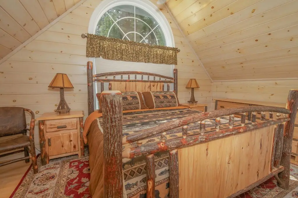 Guest apartment bedroom with arched window
