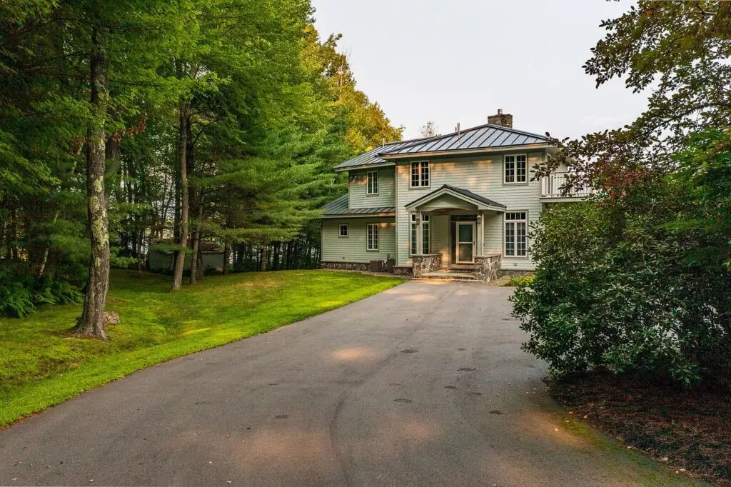 Close view of the front entry and driveway